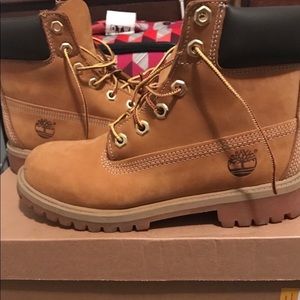 Women size 7 Wheat Yimberland